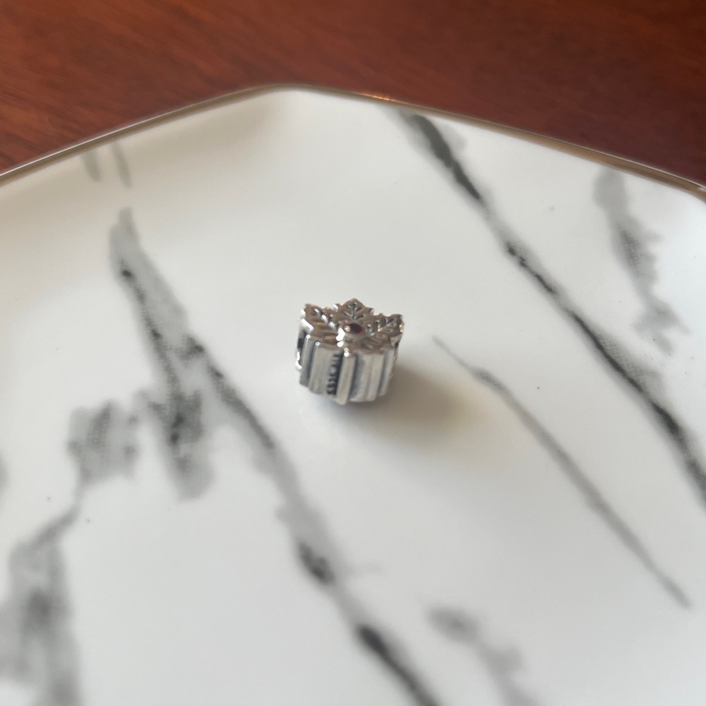 Pandora Canadian Maple Leaf Charm - Picture 3 of 4
